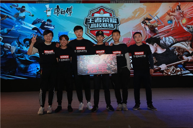 佩雷斯与红牛分道扬镳 劳森接任费斯塔彭搭档.